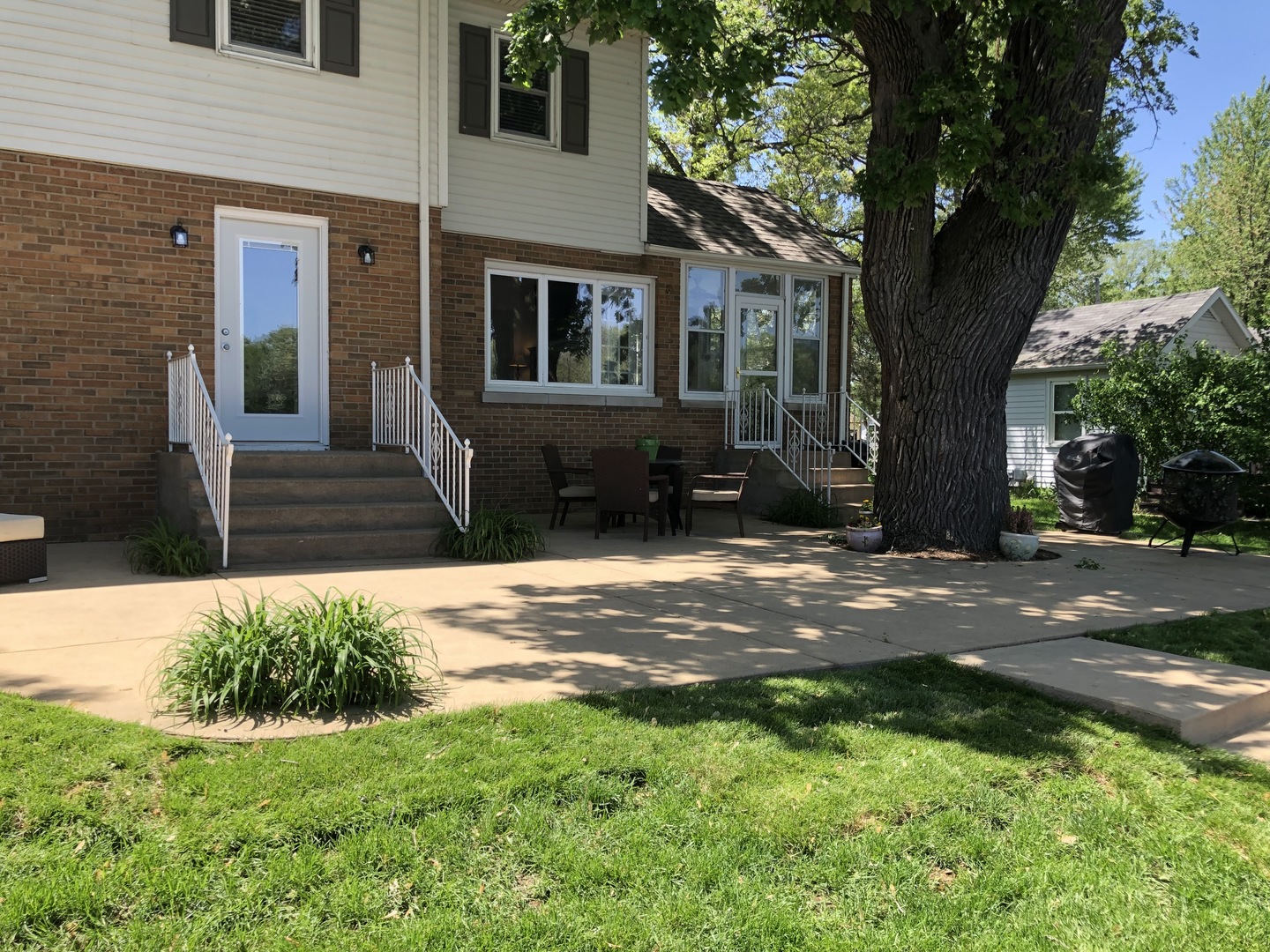 3137 River Road Kankakee, IL 60901 - Photo 40 of 44 a front view of a house with a yard