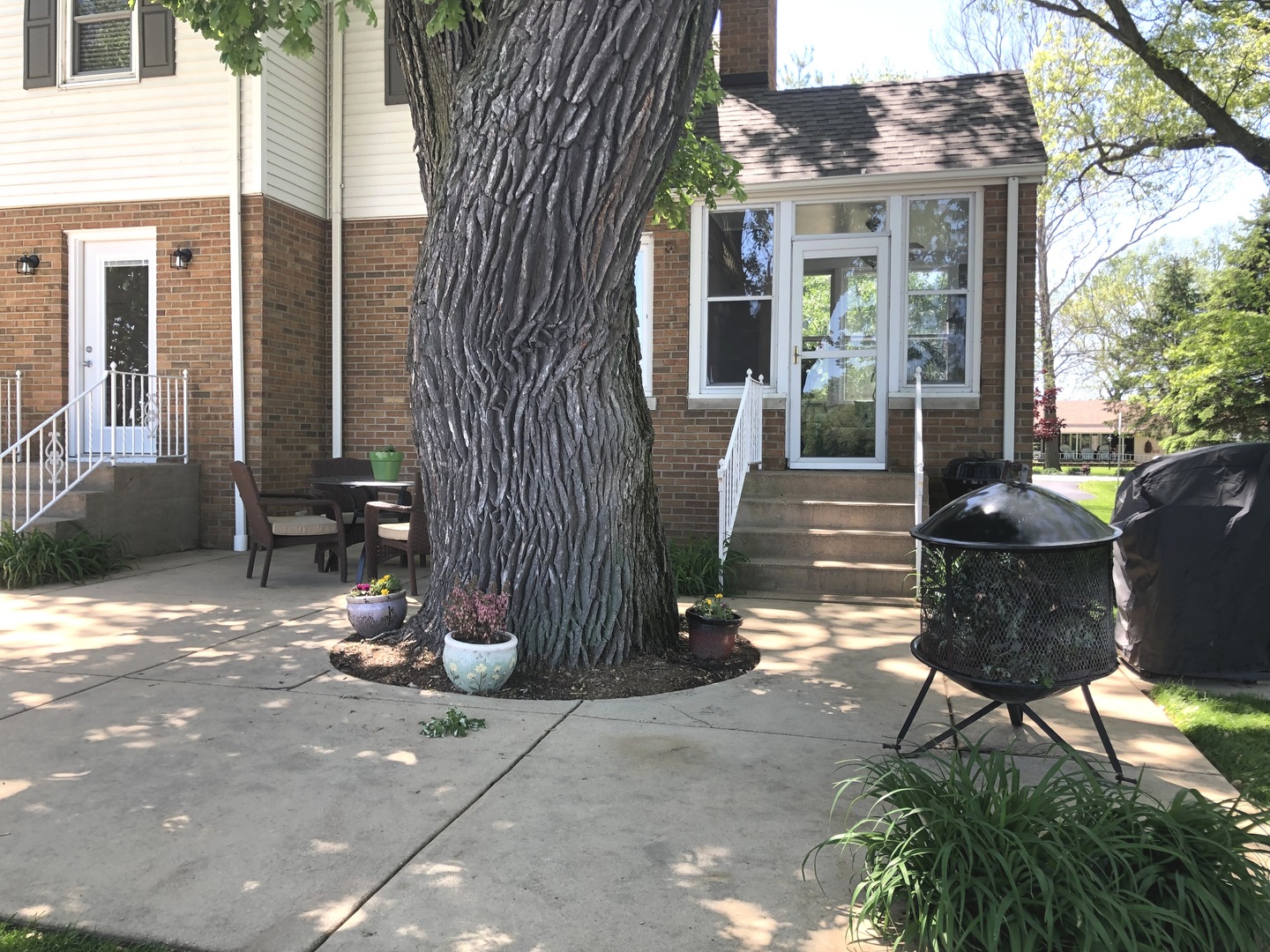 3137 River Road Kankakee, IL 60901 - Photo 43 of 44 a view of a patio with table and chairs and potted plants