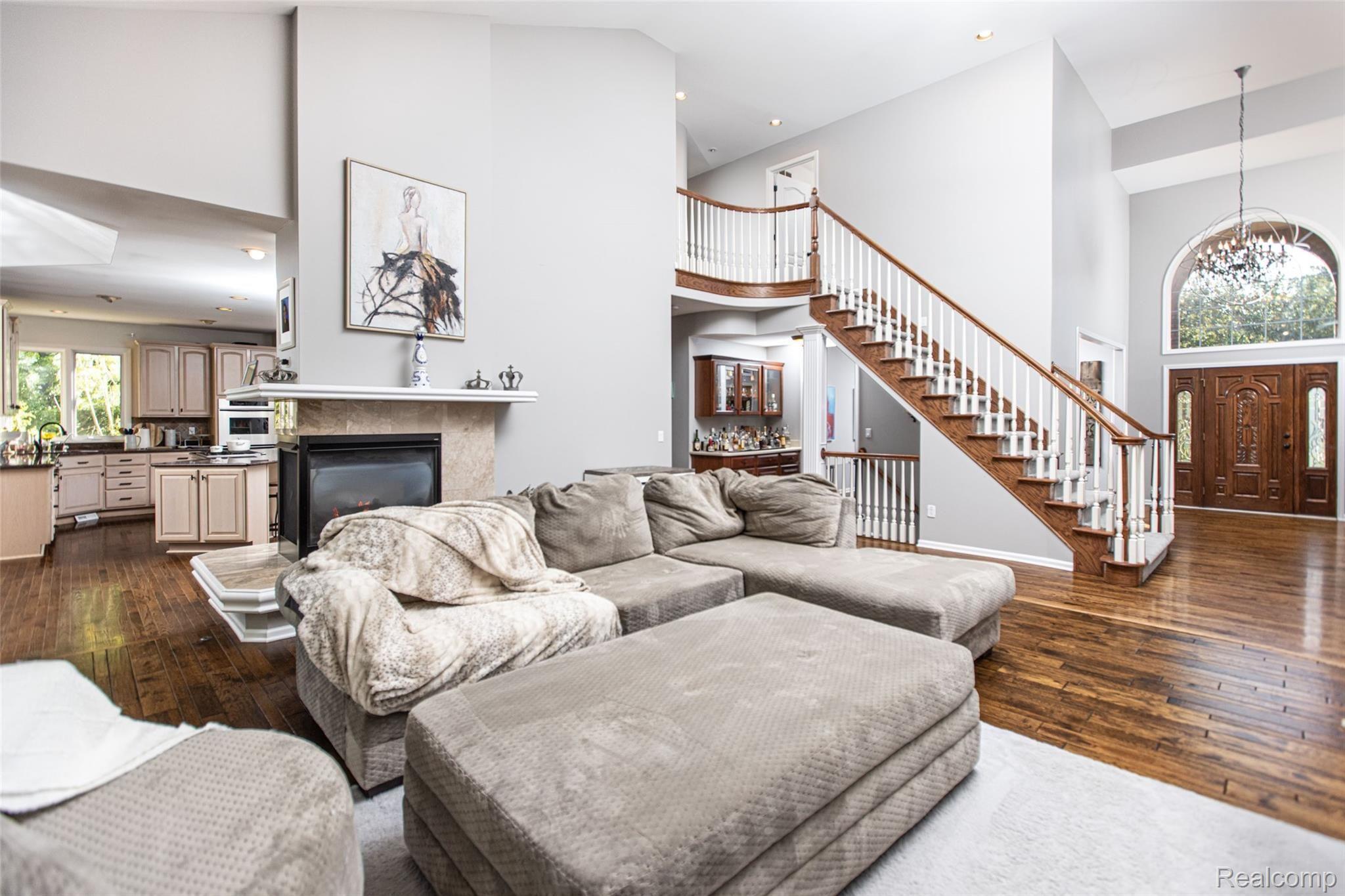 2483 Ashford Rochester, MI 48306 - Photo 9 of 51 09 - Great Room.jpg