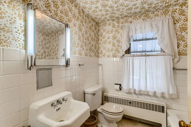 352 South Commonwealth Avenue Elgin, IL 60123 - Photo 20 of 29 a bathroom with a toilet and a sink