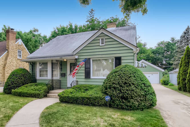 352 South Commonwealth Avenue Elgin, IL 60123 - Photo 2 of 29 front view of a house with a yard