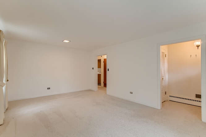352 South Commonwealth Avenue Elgin, IL 60123 - Photo 4 of 29 a view of an empty room