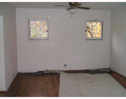4200 New Texas Road Plum, PA 15239 - Photo 3 of 7 Living Room.