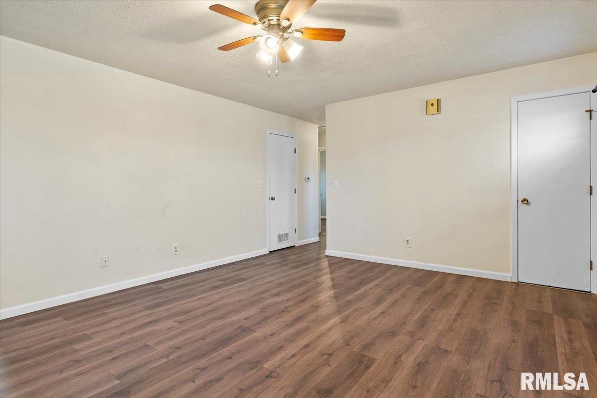 9353 Johns Creek Road Loami, IL 62661 - Photo 5 of 34