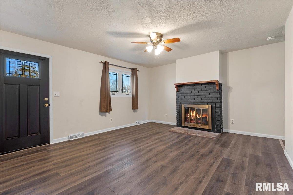9353 Johns Creek Road Loami, IL 62661 - Photo 8 of 34