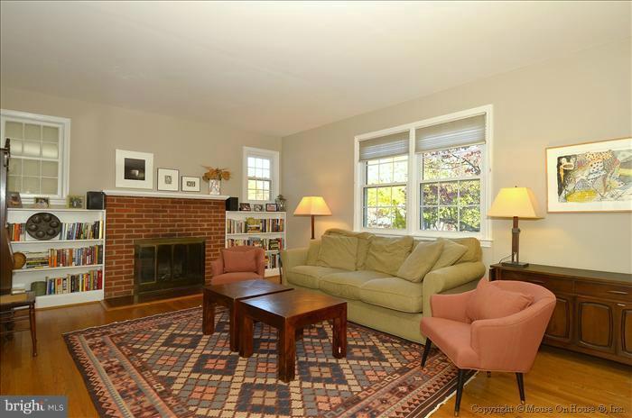 9404 Warren Street Silver Spring, MD 20910 - Photo 7 of 20 Living Room