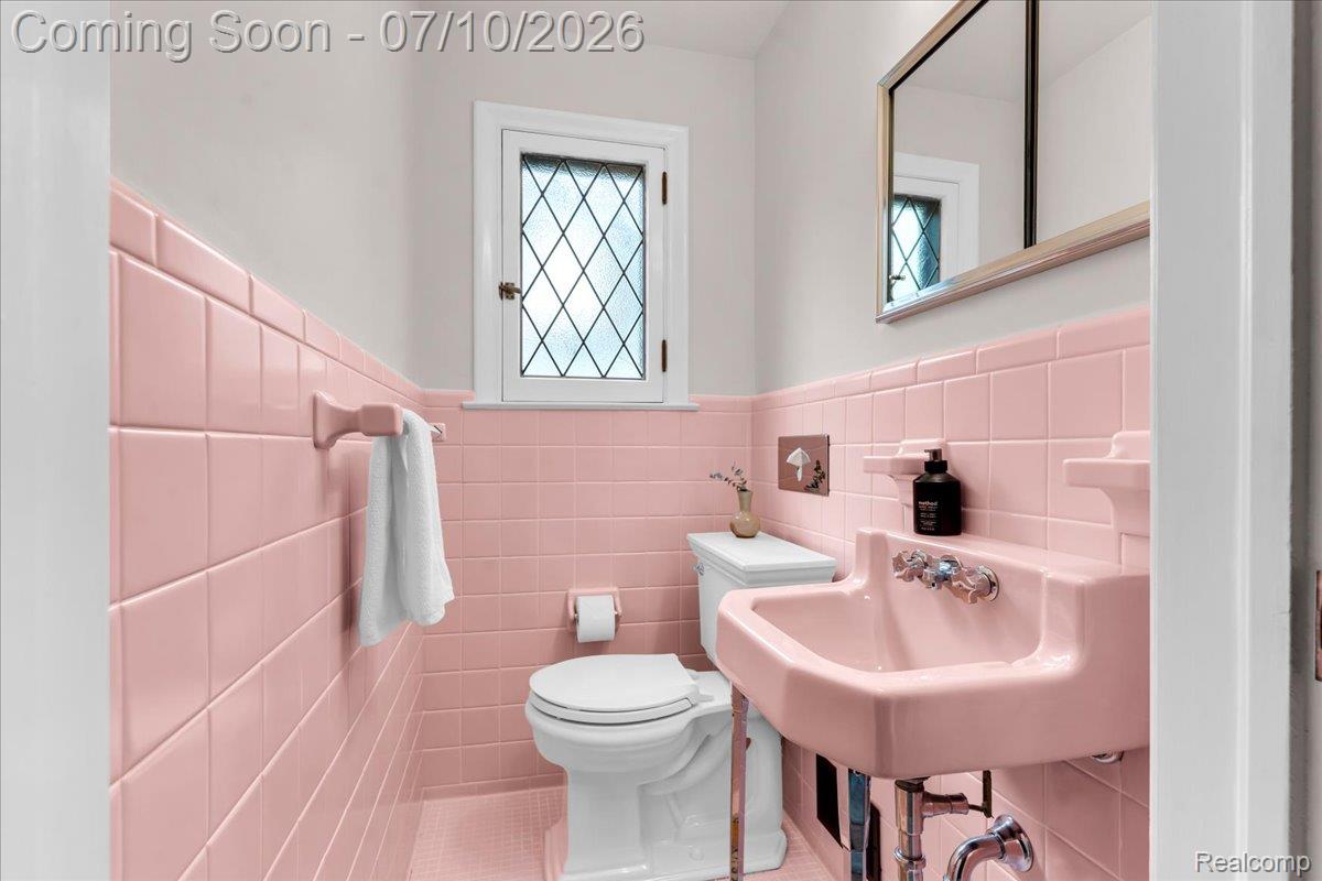 1336 Harvard Road Grosse Pointe, MI 48230 - Photo 24 of 73 he main level also features a delightful vintage powder room showcasing classic pink tile—a nostalgic nod to the home's history.