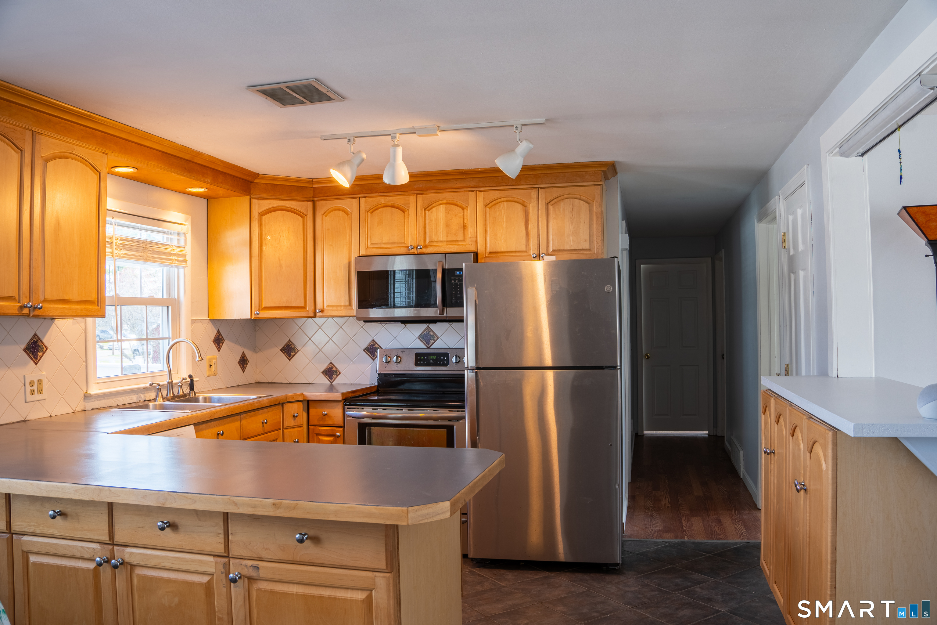 18 Leon Street Thompson, CT 06277 - Photo 4 of 17