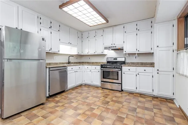 $249,500 | 824 Cedar Lake Drive Southeast, Conyers, GA 30094