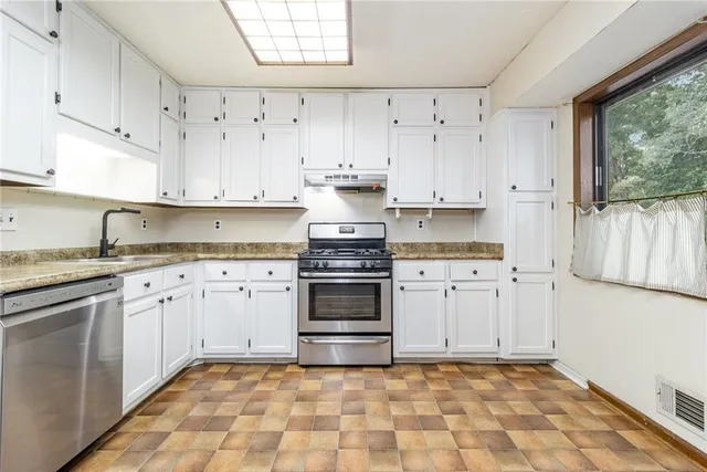 $249,500 | 824 Cedar Lake Drive Southeast, Conyers, GA 30094