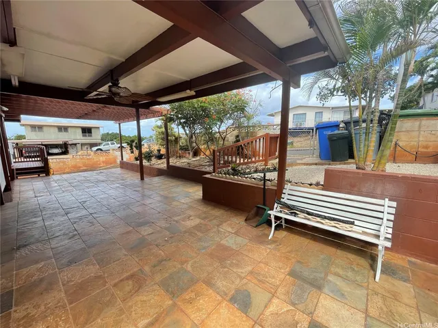 a view of entryway with outdoor area