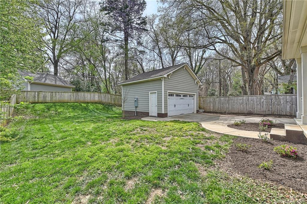 1624 Brook Road Charlotte, NC 28205 - Photo 32 of 34 a view of a backyard with a small cabin