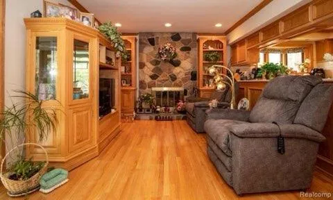 $2,700 | 28418 Walker Avenue, Warren, MI 48092