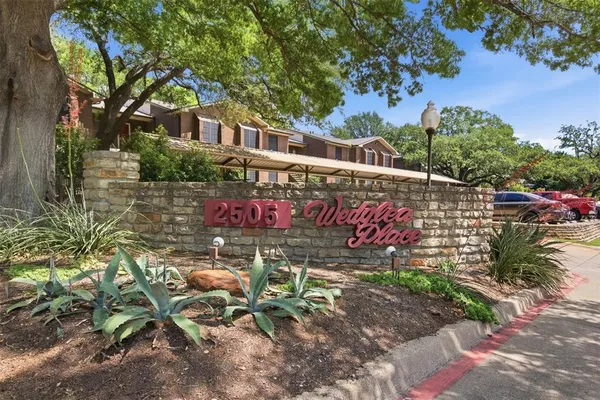 $1,699 | 2505 Wedglea Drive, Unit 114, Dallas, TX 75211