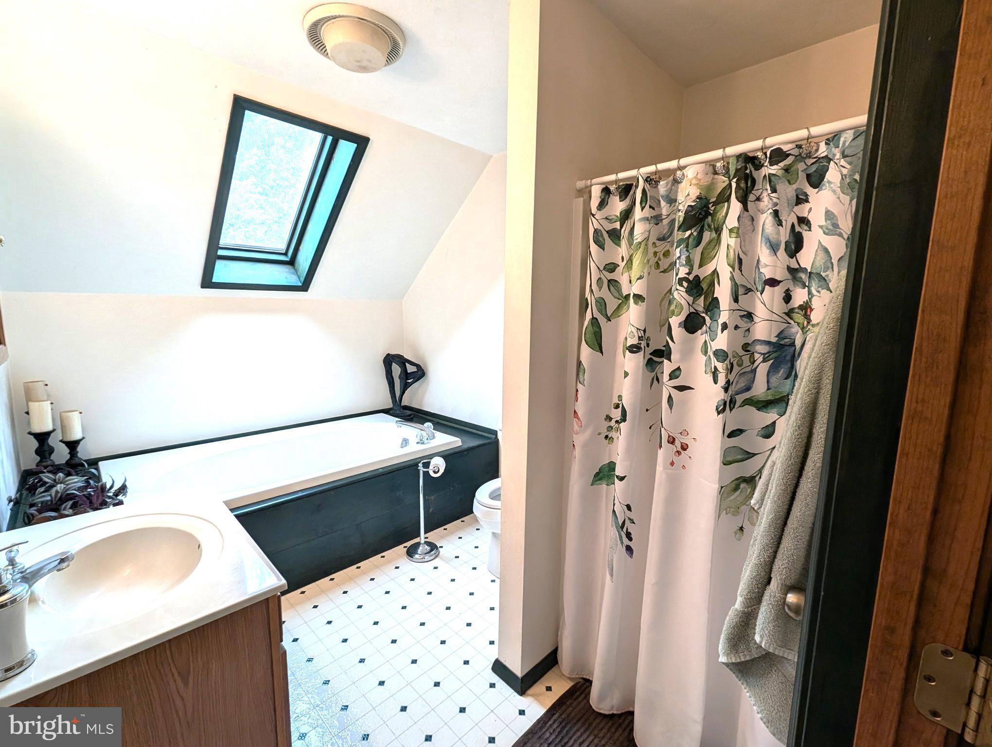 111 Rodes Avenue Gettysburg, PA 17325 - Photo 33 of 38 2nd Floor Full Bath