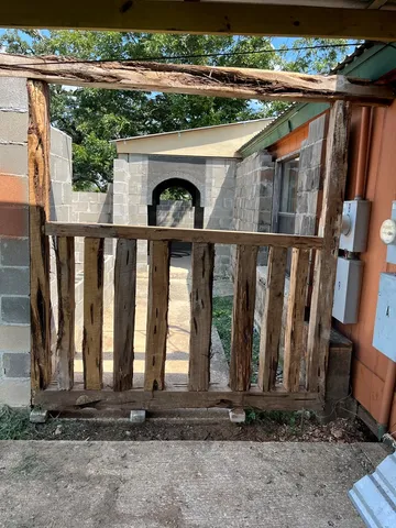 a view of entryway with outdoor area