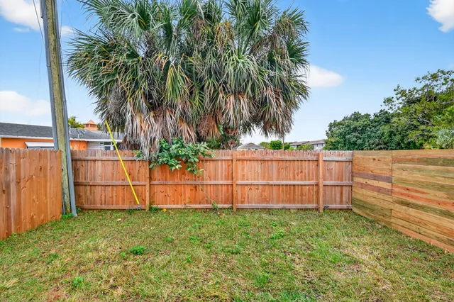 a house view with backyard space