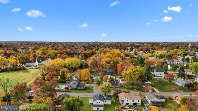 a view of a yard with a house