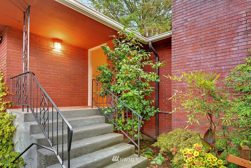 4525 Southwest Hemlock Way Seattle, WA 98136 - Photo 2 of 20 Gallery Image 2