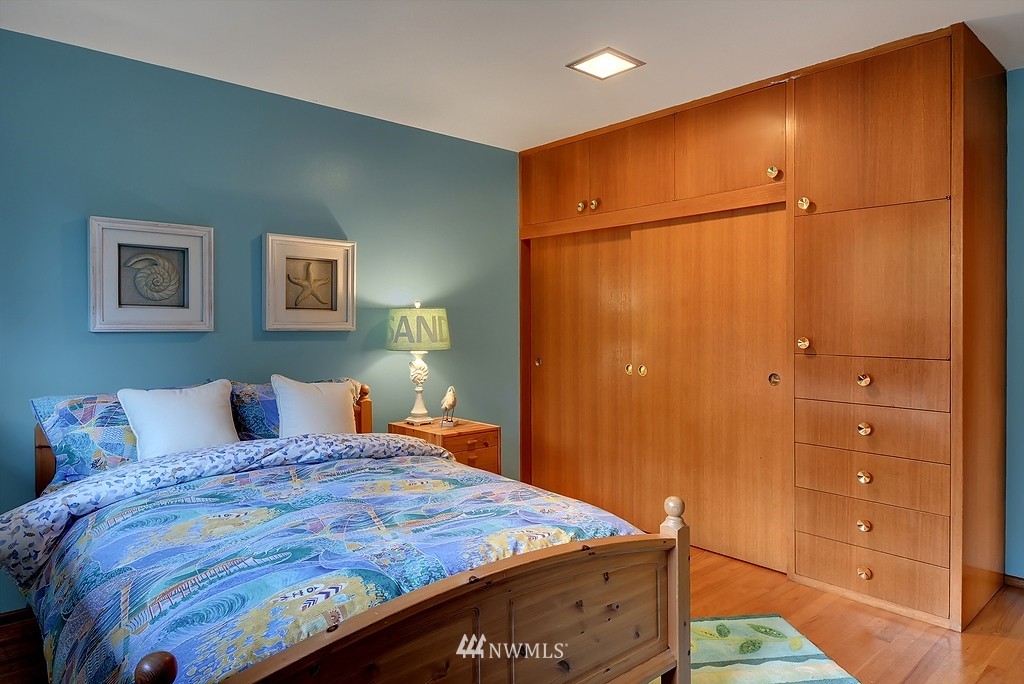 4525 Southwest Hemlock Way Seattle, WA 98136 - Photo 14 of 20 Gallery Image 14