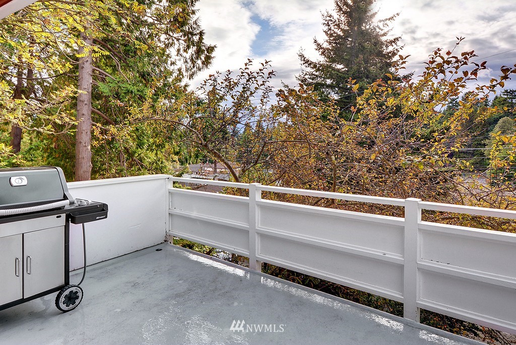 4525 Southwest Hemlock Way Seattle, WA 98136 - Photo 9 of 20 Gallery Image 9
