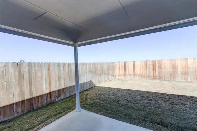 a view of a back yard