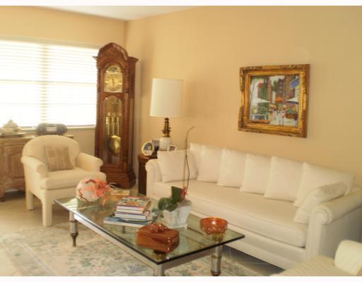 1097 Cornwall East, Unit RENOVATED Boca Raton, FL 33434 - Photo 1 of 14 Primary Photo