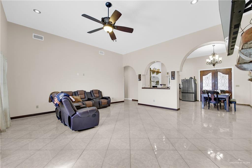 825 Carpintero Street Edinburg, TX 78542 - Photo 4 of 20