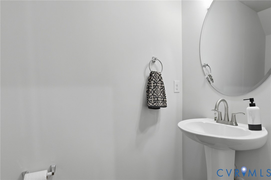 1900 Roseneath Road, Unit 4B Richmond, VA 23230 - Photo 11 of 44 a bathroom with a sink and mirror