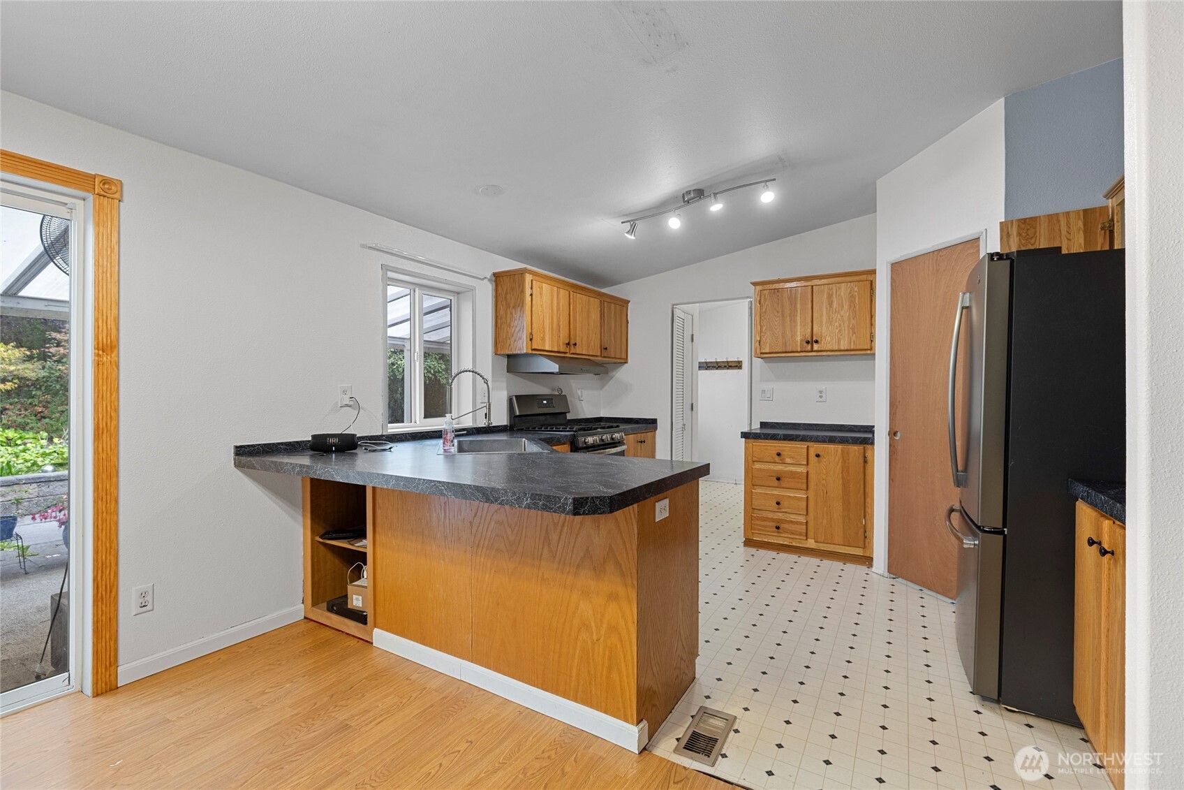 159 East Crescent Harbor Road Oak Harbor, WA 98277 - Photo 10 of 33 Gallery Image 10