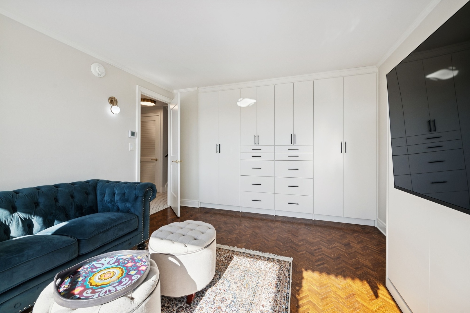 1630 Sheridan Road, Unit 8K Wilmette, IL 60091 - Photo 24 of 40 a living room with furniture and a couch