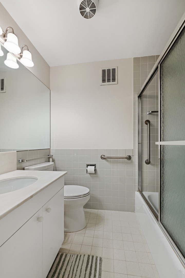 1630 Sheridan Road, Unit 8K Wilmette, IL 60091 - Photo 26 of 40 a bathroom with a sink a toilet and shower