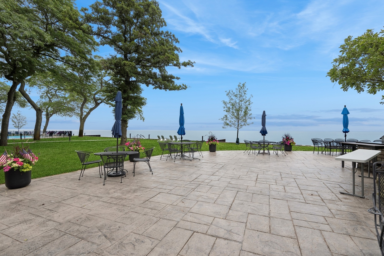 1630 Sheridan Road, Unit 8K Wilmette, IL 60091 - Photo 31 of 40 a view of a backyard with a garden and seating area