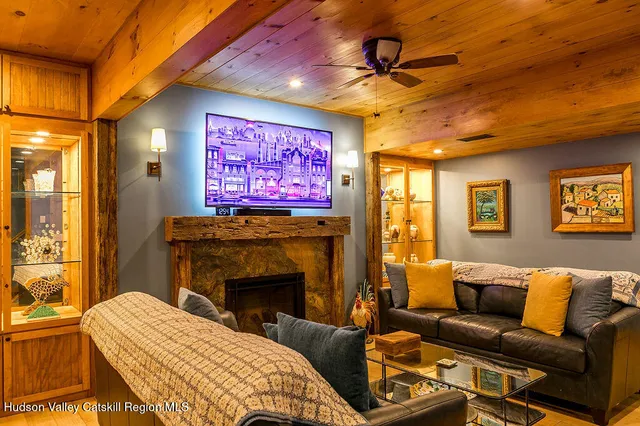 a view of walk in closet