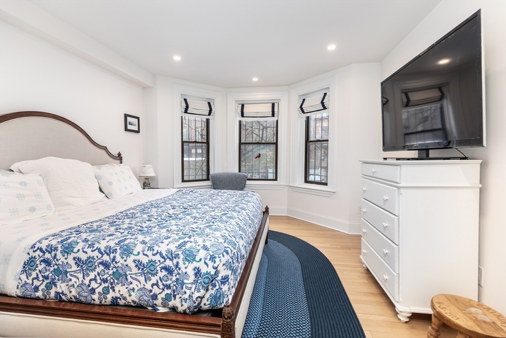 23 Braddock Park, Unit 2 Boston, MA 02116 - Photo 13 of 22 a bedroom with a large bed and a flat screen tv