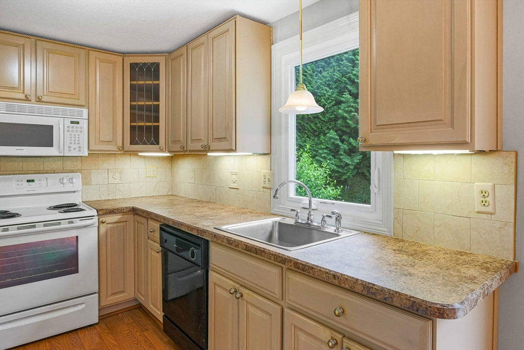 47 Hapgood Road Worcester, MA 01609 - Photo 4 of 35 Gallery Image 4