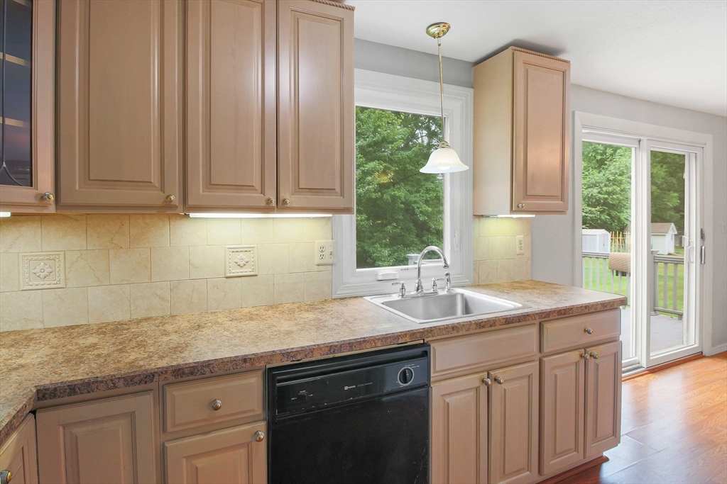 47 Hapgood Road Worcester, MA 01609 - Photo 6 of 35 Gallery Image 6