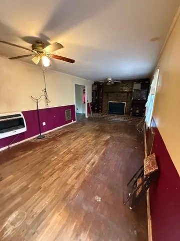 a view of livingroom with furniture