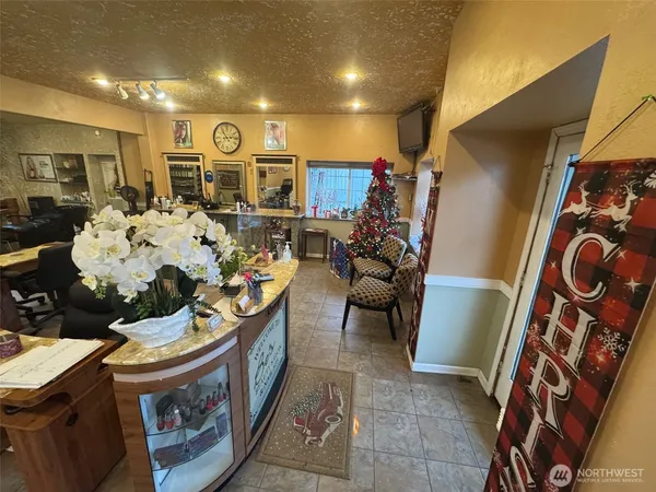 $1,645 | 9222 Silverdale Way Northwest, Silverdale, WA 98383