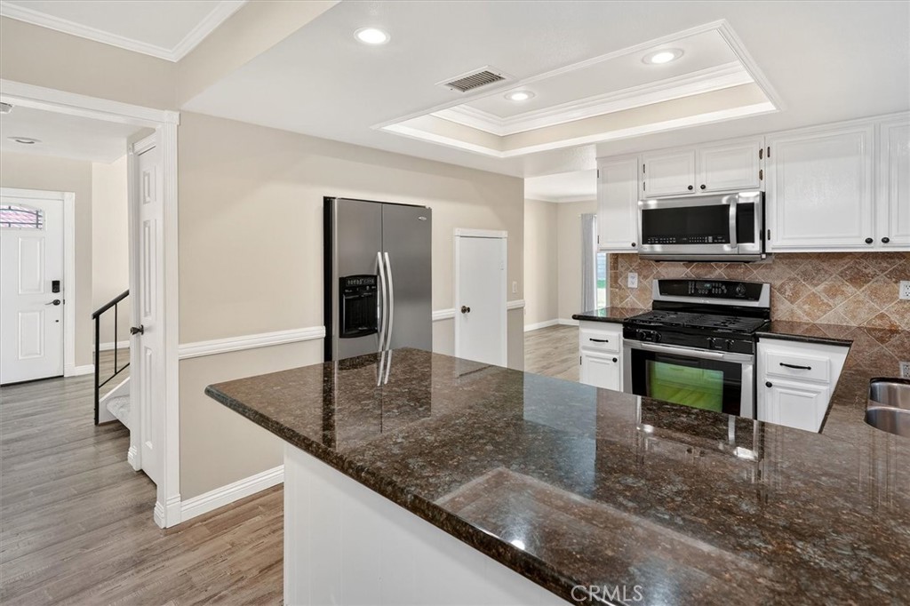 19447 Old Friend Road Canyon Country, CA 91351 - Photo 19 of 46 Kitchen