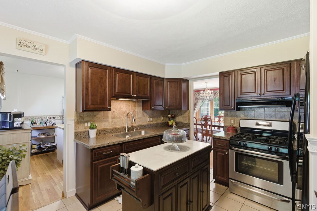 7454 Thunderbird Road Clay, NY 13088 - Photo 15 of 48 Kitchen.