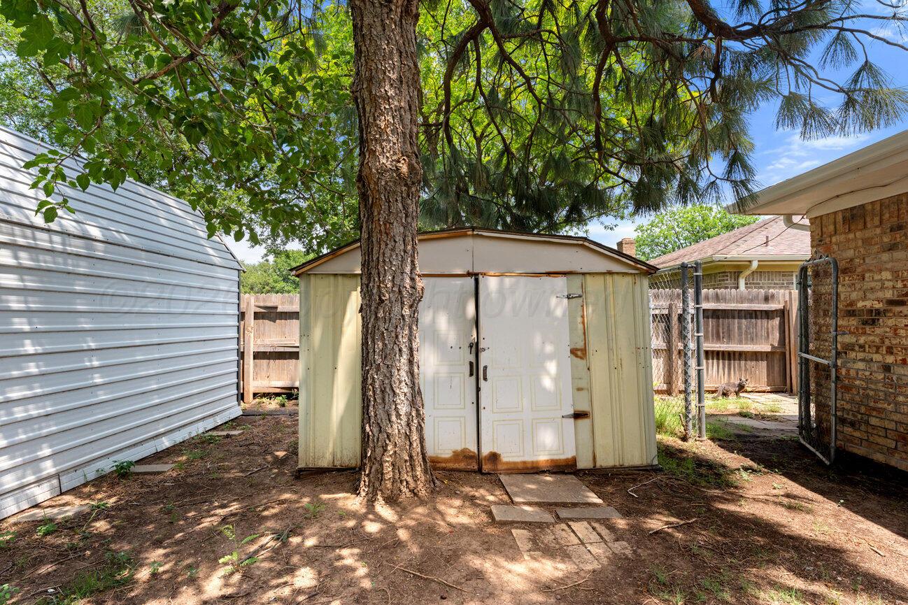 7204 Southwest 39th Avenue Amarillo, TX 79109 - Photo 51 of 51 a backyard of a house