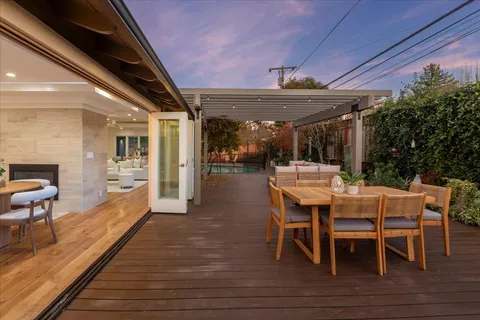 a view of a backyard