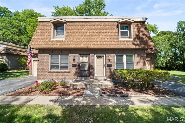 $189,900 | 11846 Sologne Court, Maryland Heights, MO 63043