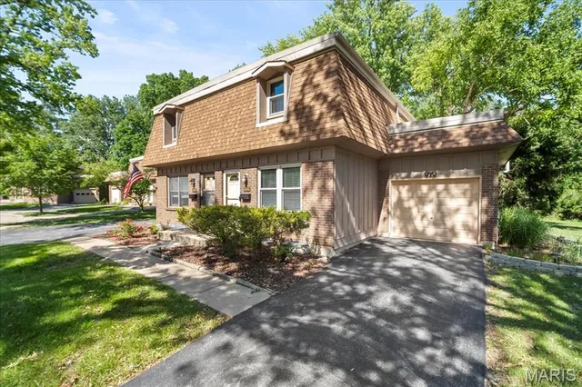 $189,900 | 11846 Sologne Court, Maryland Heights, MO 63043