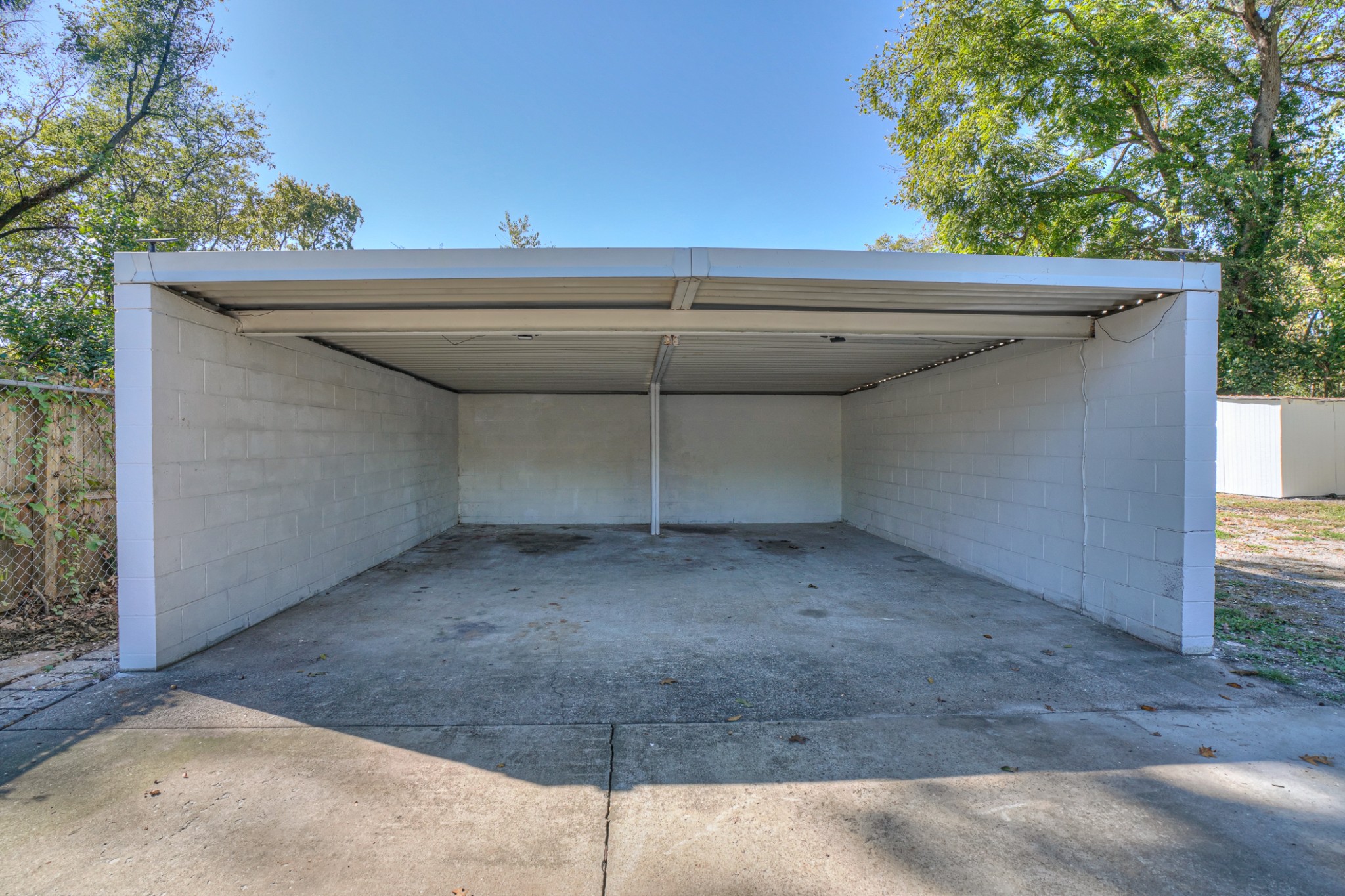 1827 Middle Tennessee Boulevard Murfreesboro, TN 37130 - Photo 5 of 21 a view of a garage