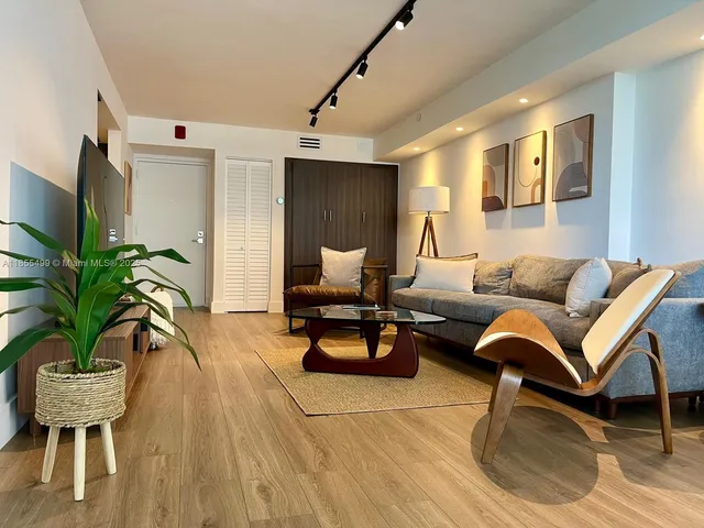 $4,000 | 6820 Indian Creek Drive, Unit 5C, Miami Beach, FL 33141