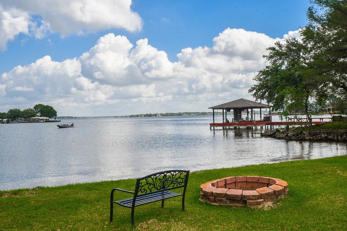 500 River Road, Unit 101 Montgomery, TX 77356 - Photo 23 of 27 View of shared greenspace looking outward to the landmark lighthouse