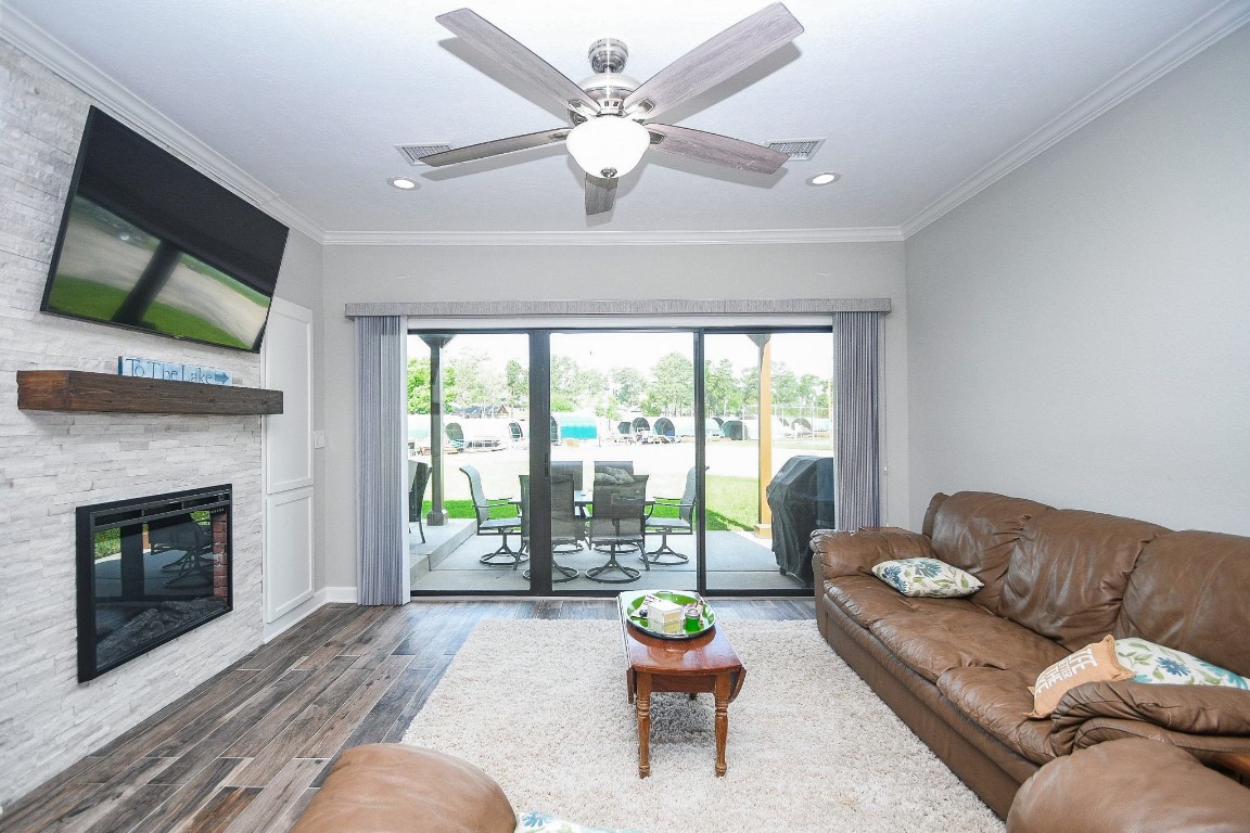 500 River Road, Unit 101 Montgomery, TX 77356 - Photo 3 of 27 Family room with direct view of lake outside sliding door.