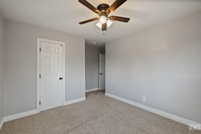 a view of a back yard